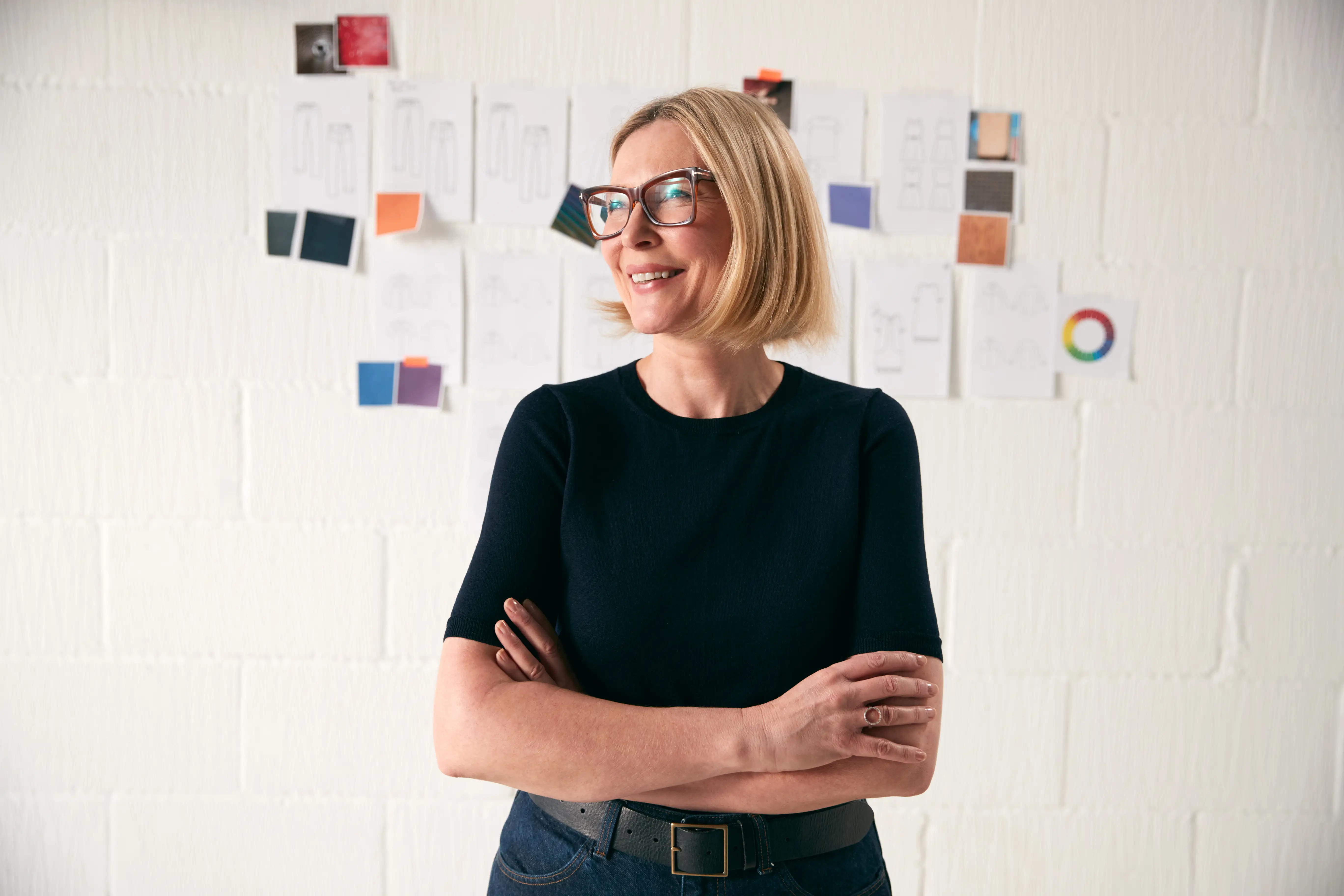 Expertă zâmbind într-un studio de design